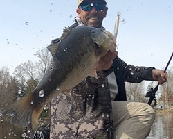 Football Jig Bass Fishing Techniques - Mike Iaconelli : Remastered