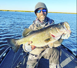 Winter fishing with a micro jig - Bassmaster