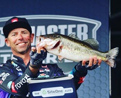 MIKE IACONELLI: Soft Plastic Jerkbaits and Fall Bass - Major League Fishing